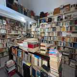 Il locale � piccolissimo e le quattro pareti che lo delimitano...